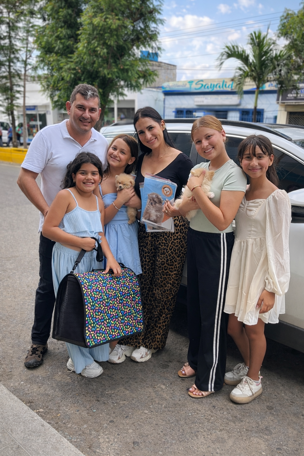 Una familia feliz con su nuevo cachorro