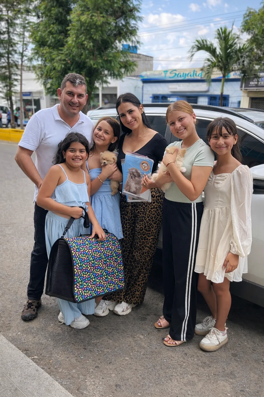 Una familia feliz con su nuevo cachorro